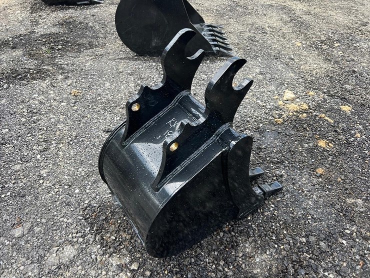 18”-quick-attach-excavator-bucket-for-kx40-image-3