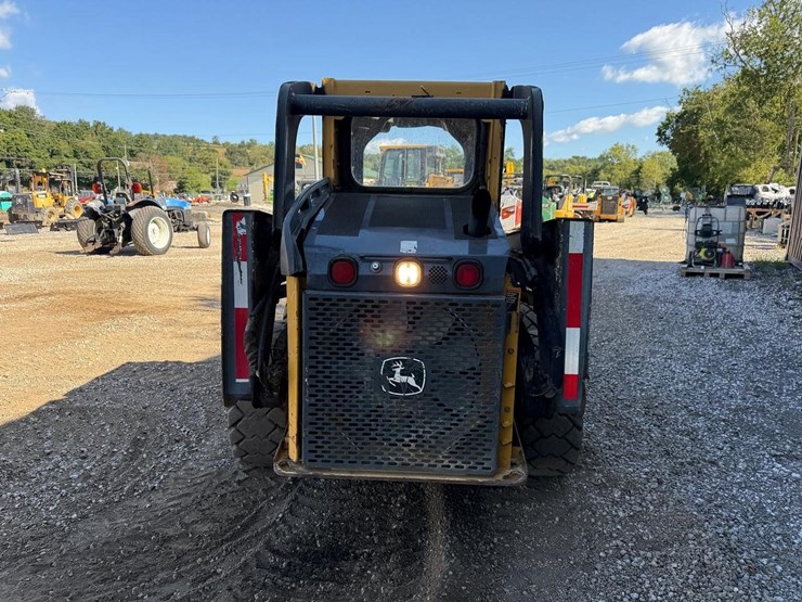 2010-deere-320d-image-3