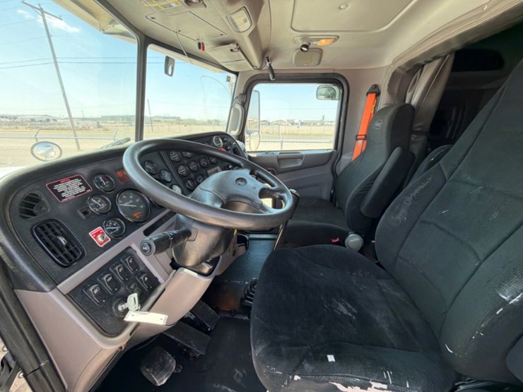 2015-peterbilt-367-image-10