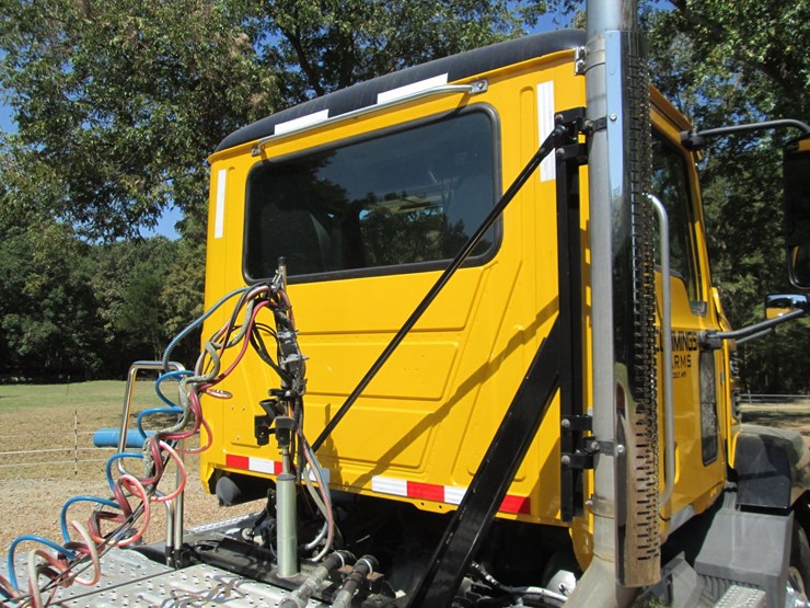 2019-mack-anthem-64t-image-15