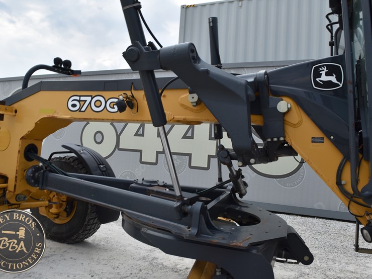 2010-deere-670g-image-23