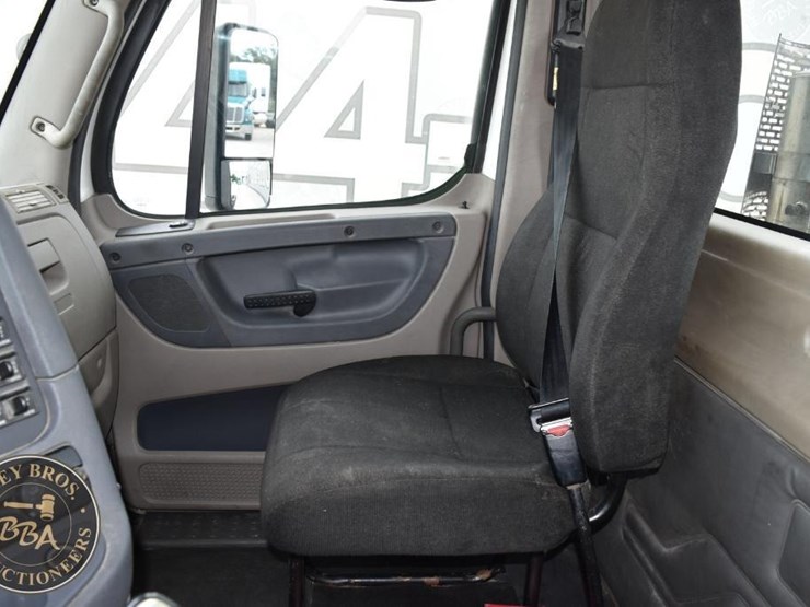 2009-freightliner-cascadia-125-image-47