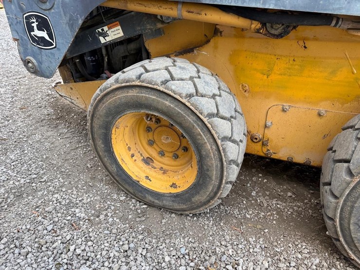 2010-deere-320d-image-14