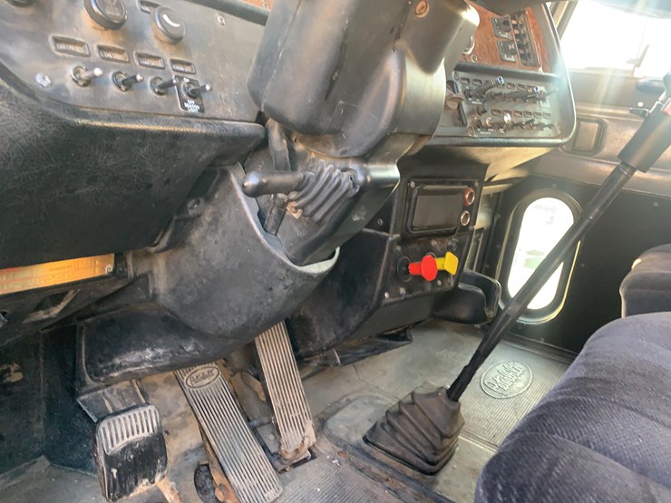 2001-peterbilt-semi-image-13
