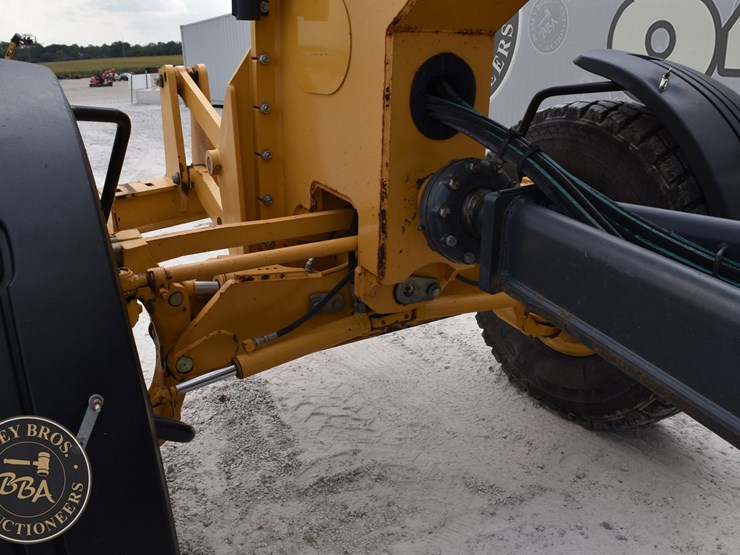 2010-deere-670g-image-25
