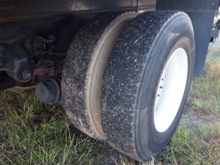 2017-freightliner-m2-106-image-9