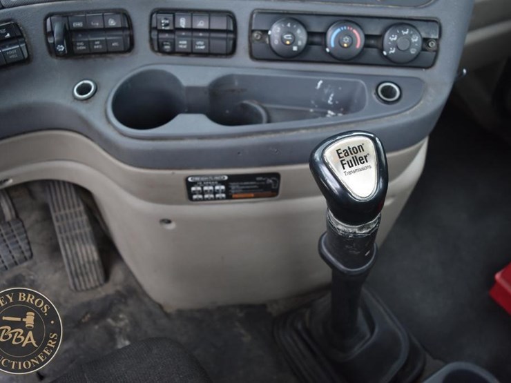 2009-freightliner-cascadia-125-image-44
