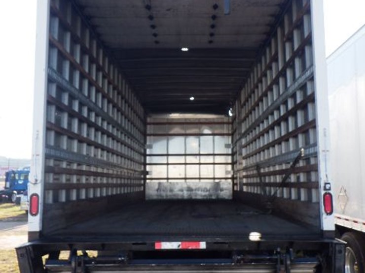 2019-freightliner-m2-106-image-9