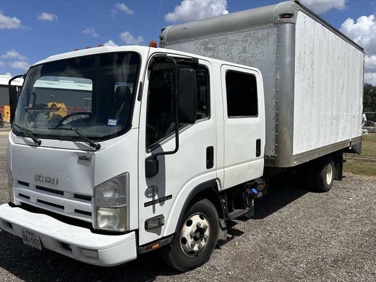 2013-isuzu-npr-hd-image-1