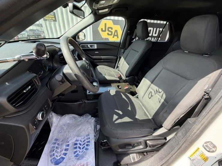 2020-ford-explorer-image-24