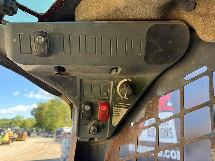 2010-deere-320d-image-20