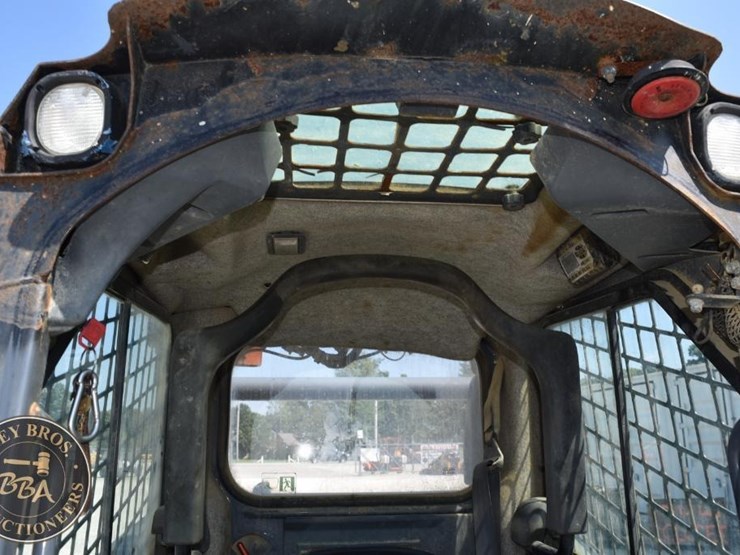 2012-deere-318d-image-23