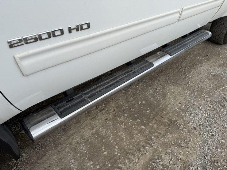 2011-gmc-sierra-2500-image-11