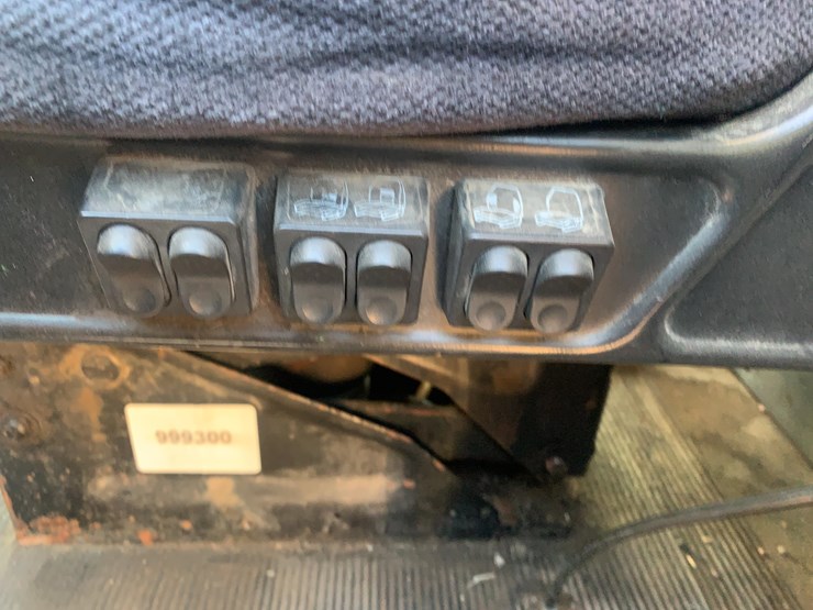 2001-peterbilt-semi-image-15