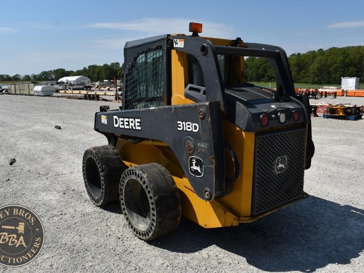 2012-deere-318d-image-3