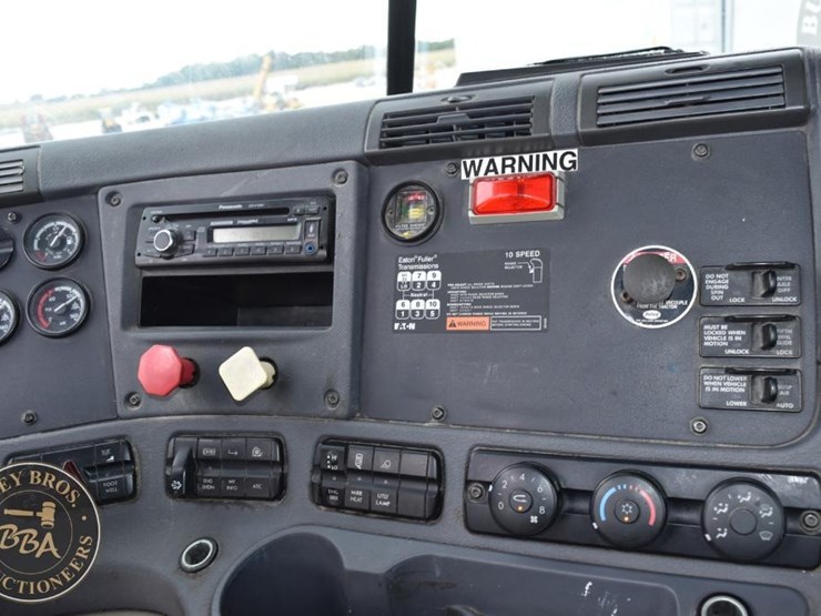 2009-freightliner-cascadia-125-image-48