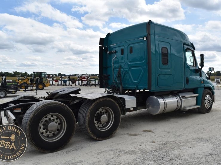 2016-freightliner-cascadia-125-image-10