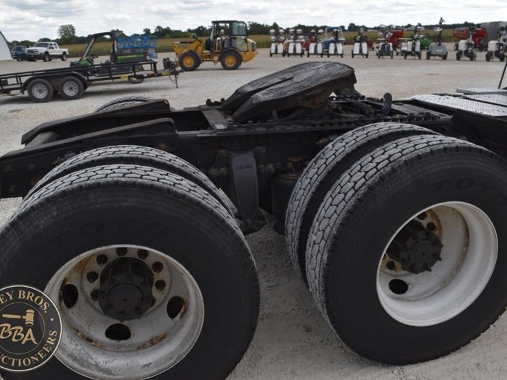 2009-freightliner-cascadia-125-image-25