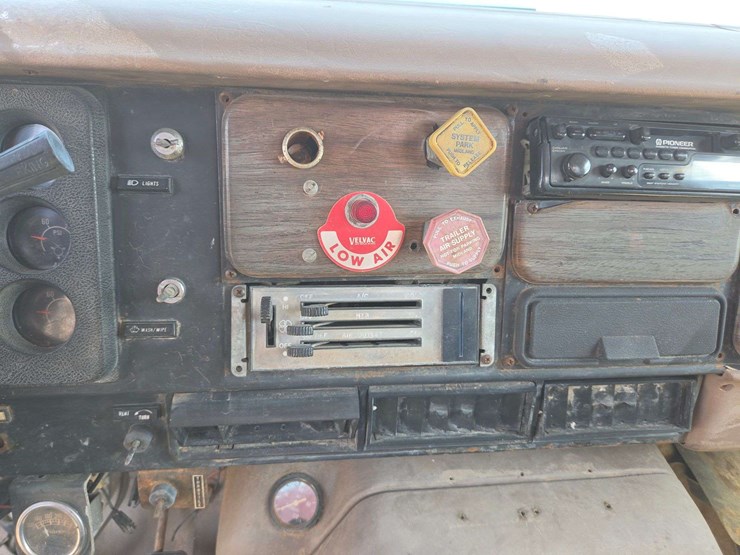 1984-international-1954-conventional-cab-image-25
