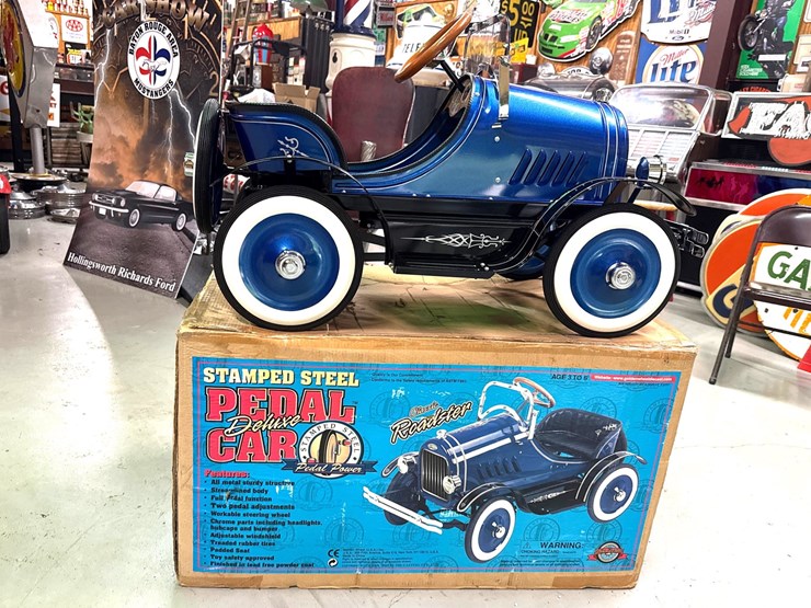 #1002-•-stamped-steel-classic-roadster-pedal-car-image-5