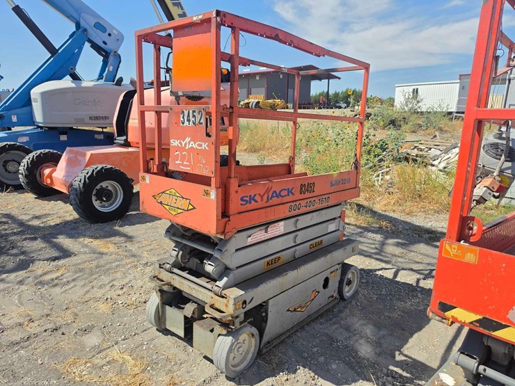 skyjack-sj3219-scissor-lift-image-1