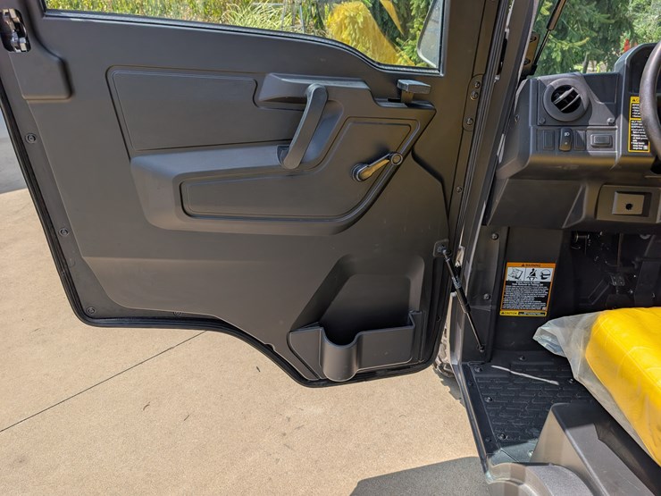 2019-john-deere-gator-image-43