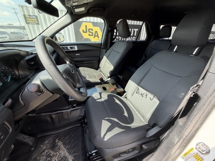 2020-ford-explorer-image-27