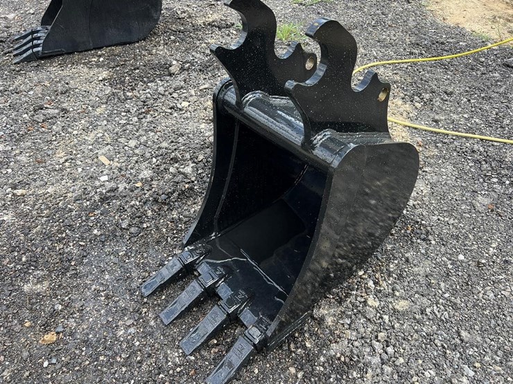 18”-quick-attach-excavator-bucket-for-kx40-image-1