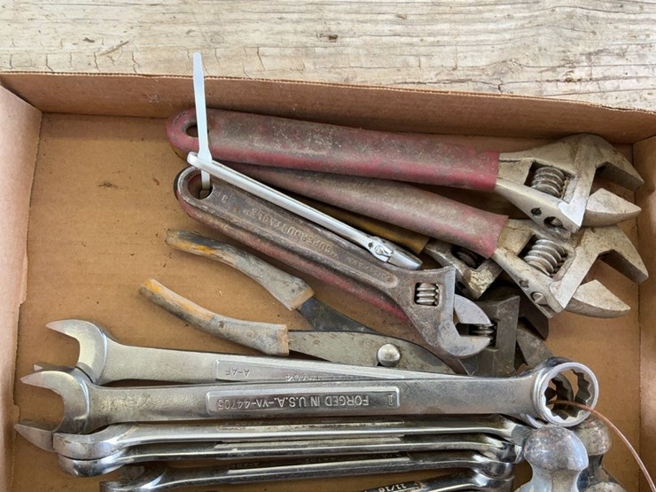 craftsman-standard-combination-wrench-set,-hammers,-and-adjustable-wrenches-image-2