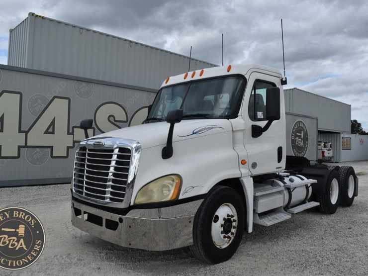 2009-freightliner-cascadia-125-image-2