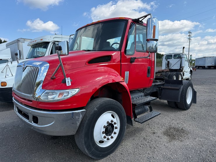 #18635-•-2006-international-single-axle-road-tractor-image-1