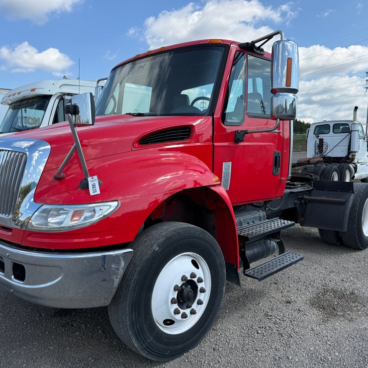 #18635 • 2006 INTERNATIONAL SINGLE AXLE ROAD TRACTOR