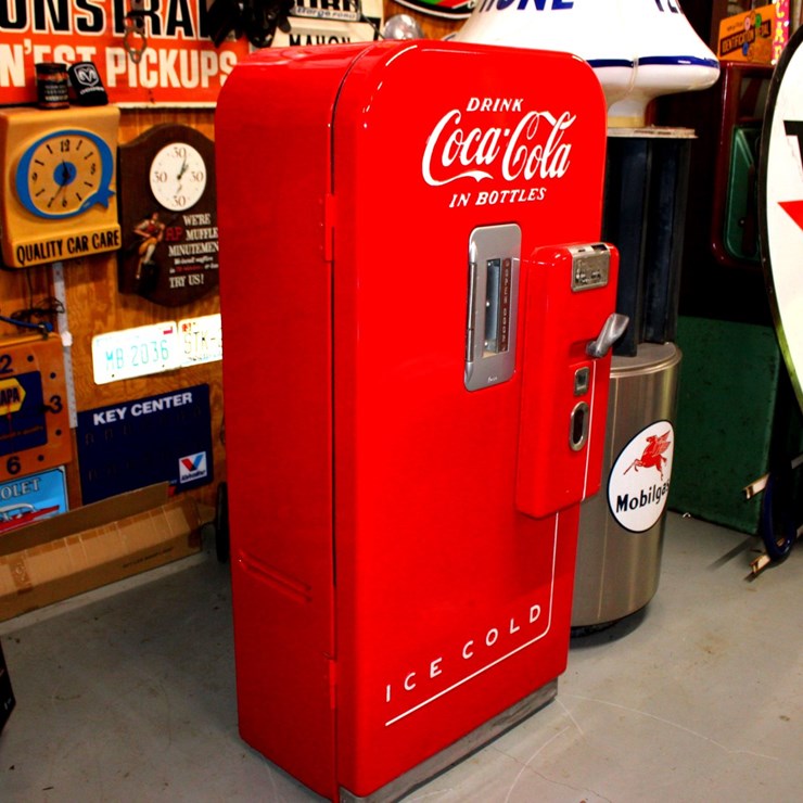 #1013 • VINTAGE COCA-COLA VENDING MACHINE