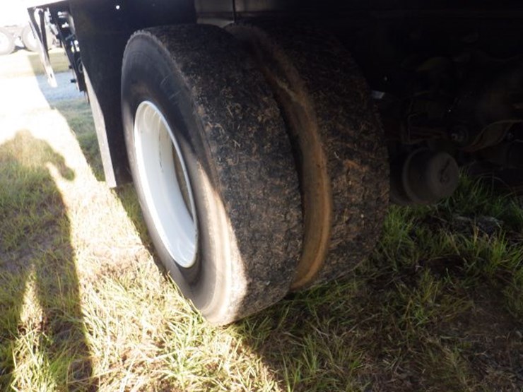 2017-freightliner-m2-106-image-5