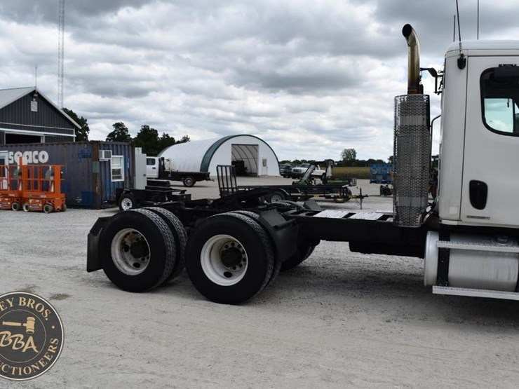 2009-freightliner-cascadia-125-image-13