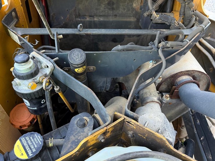 2010-deere-320d-image-15