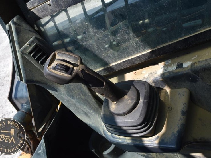 2012-deere-318d-image-25