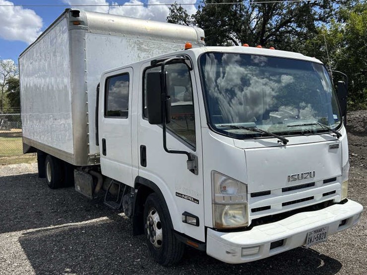 2013-isuzu-npr-hd-image-3