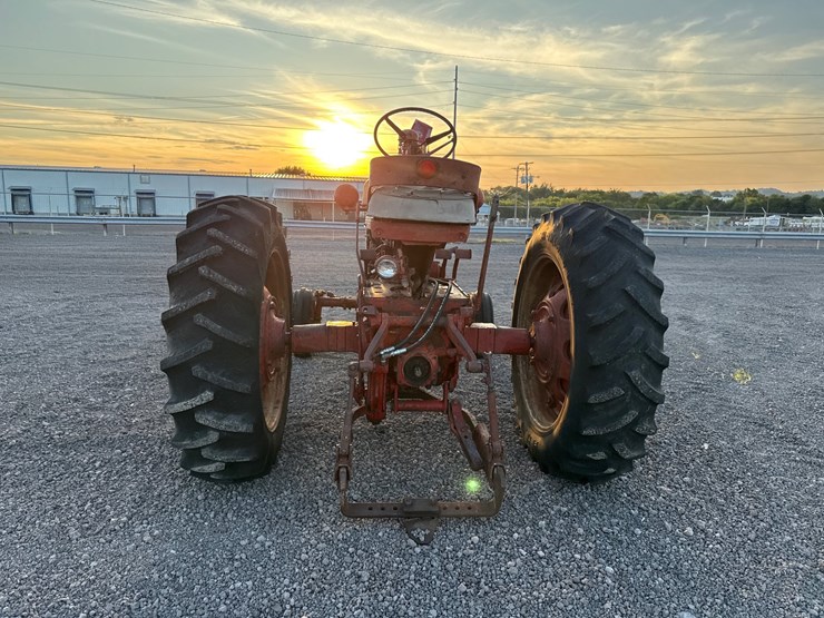 #18502-•-mccormick-farmall-560-tractor-image-8