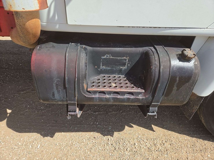 1984-international-1954-conventional-cab-image-13