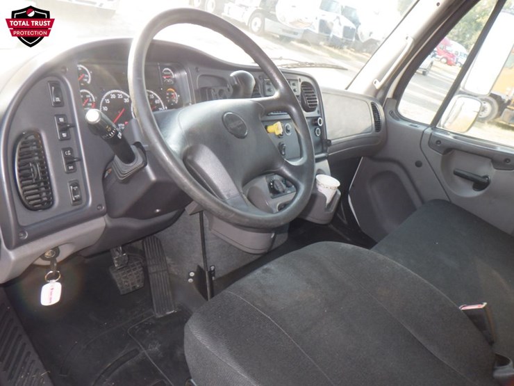 2020-freightliner-m2-106-image-13