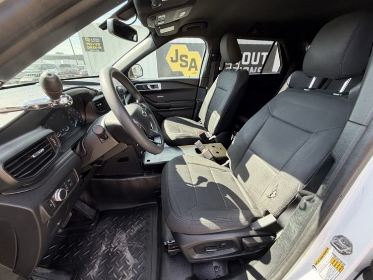 2020-ford-explorer-image-25