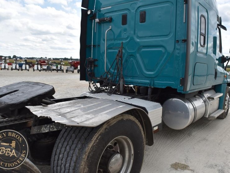 2016-freightliner-cascadia-125-image-25