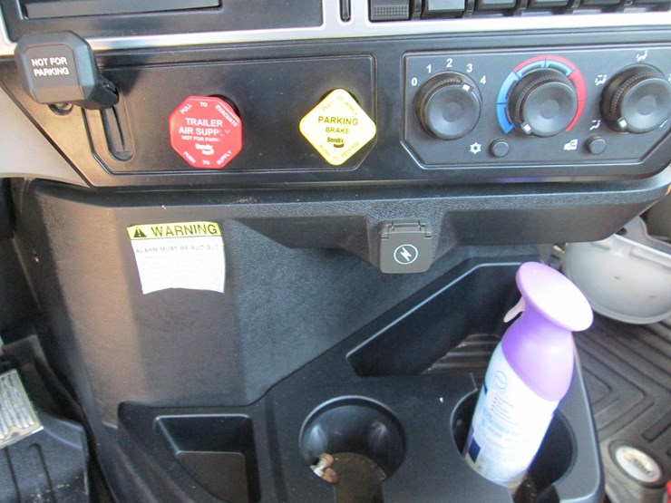 2019-mack-anthem-64t-image-29