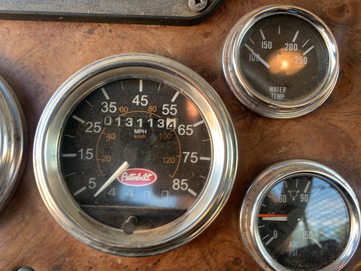 2001-peterbilt-semi-image-9