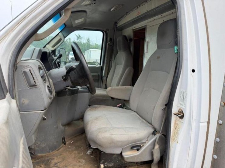 2013-ford-e450-image-17