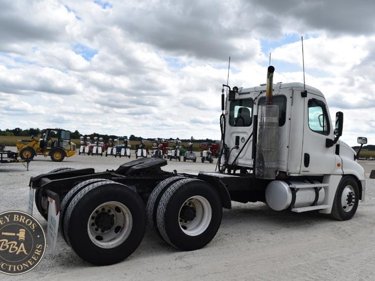2009-freightliner-cascadia-125-image-11