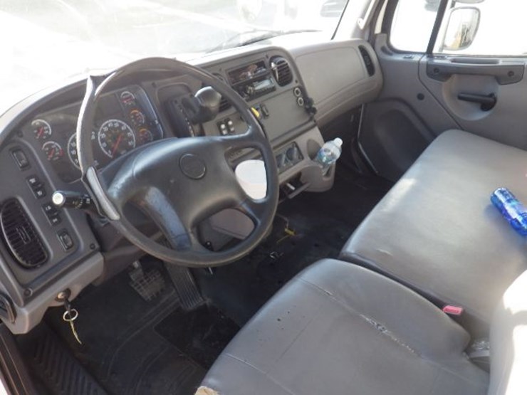 2019-freightliner-m2-106-image-15