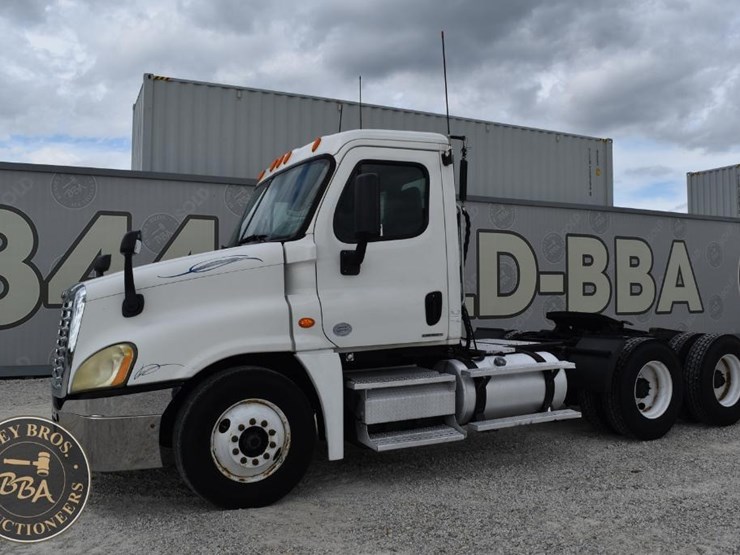 2009-freightliner-cascadia-125-image-4