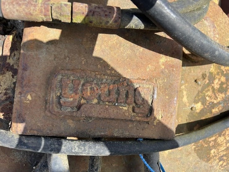 young-self-loader-hydraulic-grapples-image-5